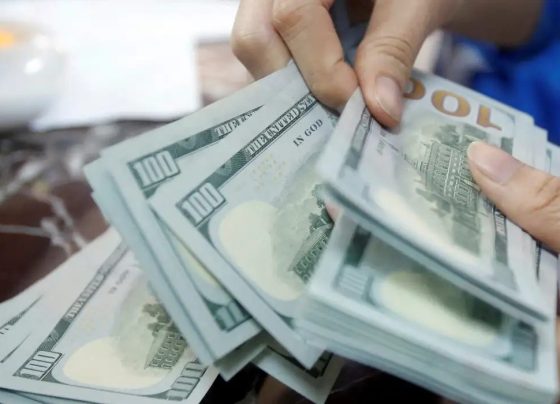 Dólar sobe para R$ 5,06; bolsa cai com IPCA-15 e recuo do petróleo