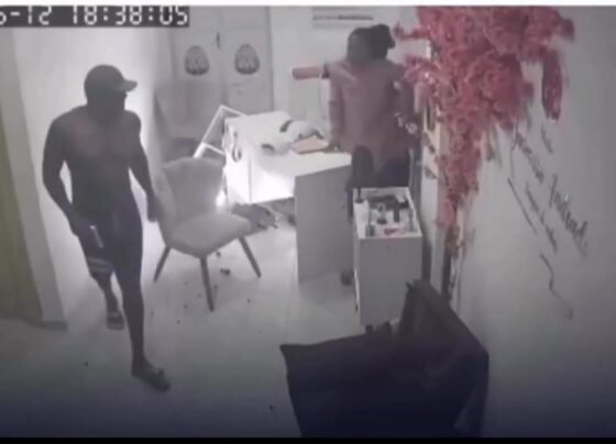 Homem que tentou matar a ex-mulher dentro de salão se apresenta à Polícia