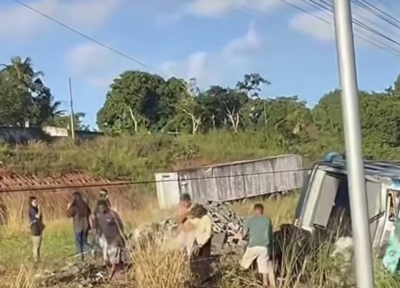 ÔNIBUS UNIVERSITÁRIO QUE TRANSPORTAVA ESTUDANTES DE LAGARTO PARA ARACAJU TOMBA NA BR-101, EM SÃO CRISTÓVÃO