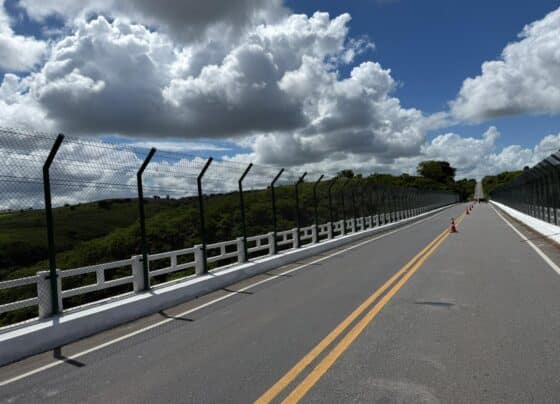 Instalação de guarda-corpos metálicos é concluída em ponte que liga Lagarto e São Domingos