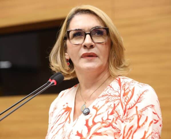 Linda Brasil lamenta situação do Caps AD Primavera em Aracaju