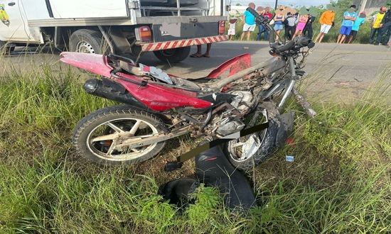 COLISÃO FRONTAL ENVOLVENDO UM CAMINHÃO E UMA MOTOCICLETA DEIXA JOVEM DE 22 ANOS MORTO NA SE-230