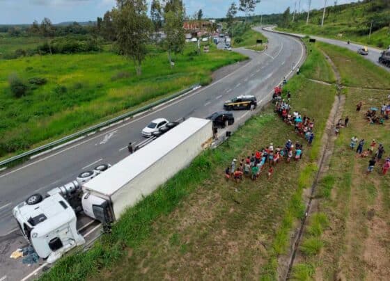 Motorista fica ferido após carreta tombar na BR-101 em Itaporanga D’Ajuda