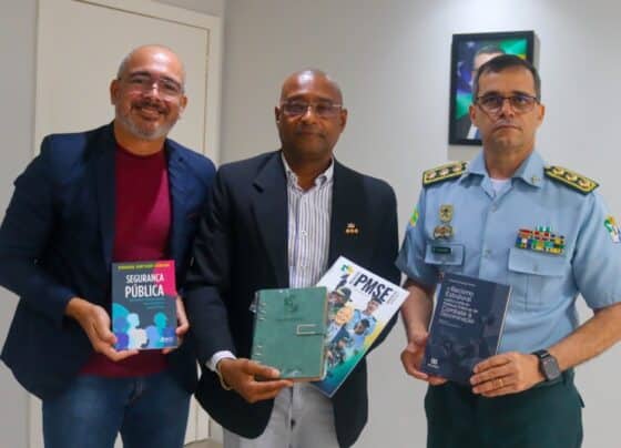 Oficial veterano da PMSE apresenta obras jurídicas ao Comando Geral no QGC – P.M.S.E.