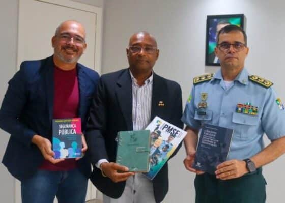 Oficial veterano da PMSE apresenta obras jurídicas ao Comando-Geral no QGC