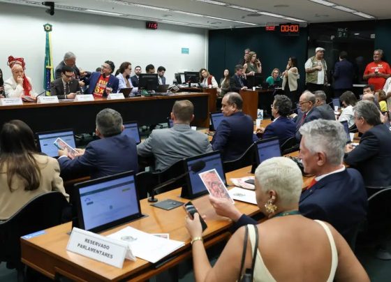 Oposição critica PEC do fim da escala 6×1 durante votação na Comissão