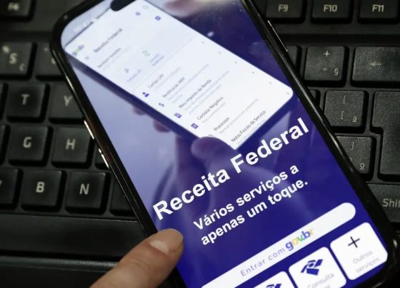 Receita paga nesta sexta maior lote de restituição do IR da história