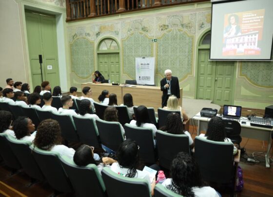 Visita à Casa do Povo aproxima estudantes do IFS do funcionamento do Poder Legislativo