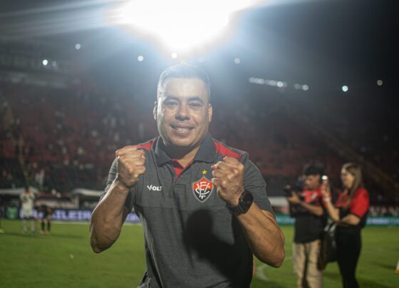 Vitória: Jair enaltece Erick após golaço e se defende por afirmar que jogador é dos mais importantes do país