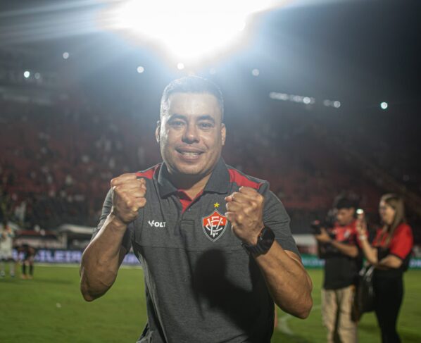 Vitória: Jair enaltece Erick após golaço e se defende por afirmar que jogador é dos mais importantes do país