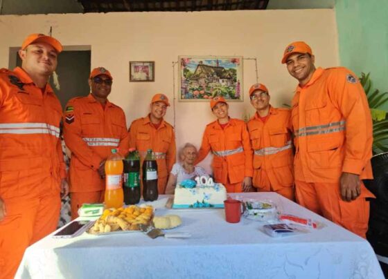 Bombeiros celebram aniversário de 104 anos de idosa fã da corporação