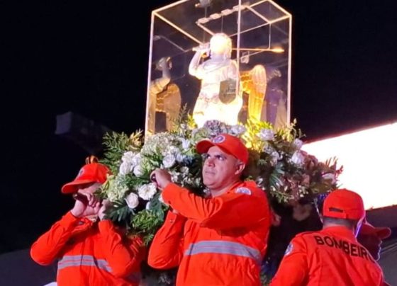 BOMBEIROS MILITARES CONDUZEM IMAGEM OFICIAL DE SÃO MIGUEL ARCANJO DURANTE EVENTO RELIGIOSO EM ARACAJU