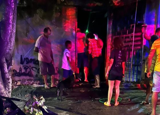 Bombeiros atendem ocorrência de incêndio em casa localizada no bairro Santa Maria, em Aracaju
