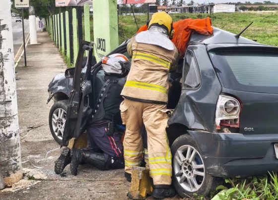 Carro de passeio colide com poste e deixa condutor preso às ferragens no bairro Farolândia, em Aracaju