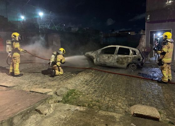 Carro de passeio fica completamente destruído após pegar fogo no bairro Lamarão, em Aracaju