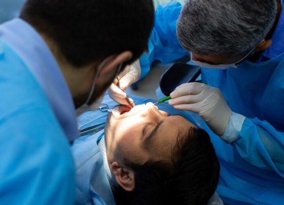 Entenda por que a cadeira do dentista se tornou uma das linhas de defesa contra doenças crônicas