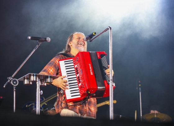 Forró e sertanejo embalam mais uma noite do Forró Caju na Praça dos Mercados