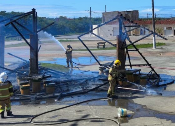 INCÊNDIO DESTRÓI QUIOSQUES NA ORLINHA DO CONJUNTO EDUARDO DUTRA, NO BAIRRO PORTO DANTAS, EM ARACAJU