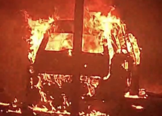Incêndio destrói veículo e ameaça rede elétrica na Zona Norte de Aracaju