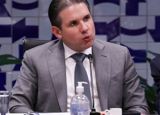 Motta convoca reunião de líderes para votar PL do fim da escala 6×1