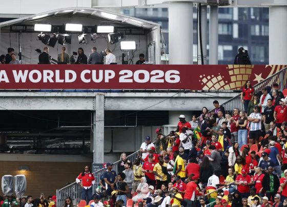 Paixão pelo futebol expõe população à publicidade de bets, alerta Idec