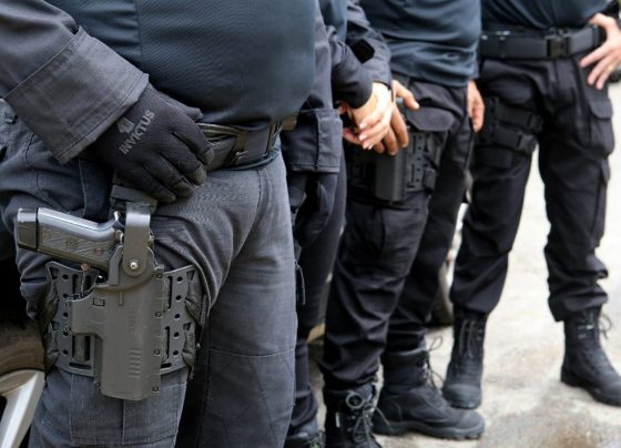 Polícia Civil prende suspeito e apreende adolescente poucas horas após roubo na Orla da Atalaia