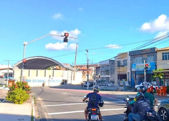 Prefeitura reativa semáforo na avenida Visconde de Maracaju após modernização do equipamento
