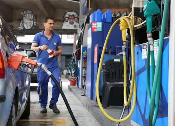 Vendas no comércio recuam 1,5% em abril, impactadas por combustíveis