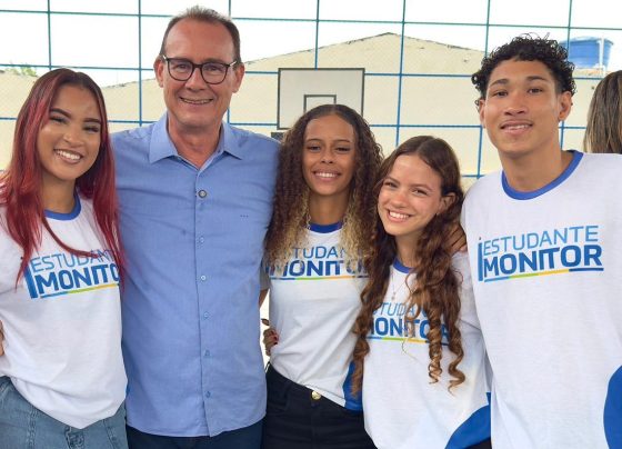 Zezinho Sobral abraça moradores do Siqueira Campos e comemora entrega do novo Colégio Estadual Acrísio Cruz