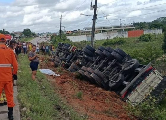 Acidente com carreta deixa mulher e criança de três anos mortos no km 63 da BR-101, na entrada do município de Rosário do Catete