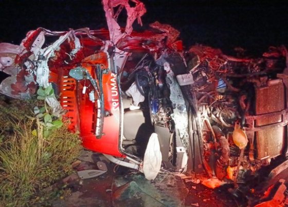 Ambulância do Samu bate de frente com caminhão após desviar de animal e deixa dois mortos
