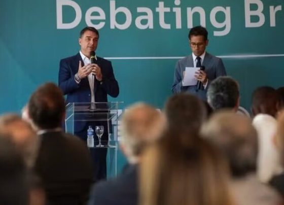 Após citar dados falsos sobre urnas, Flávio diz não duvidar do processo eleitoral