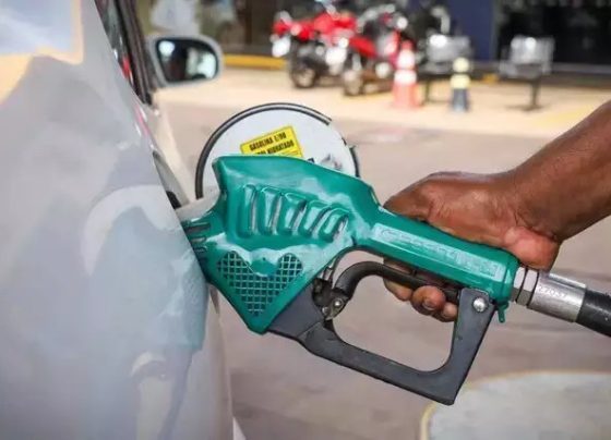 Após ofensivas entre EUA e Irã, governo federal adia fim de subsídio da gasolina