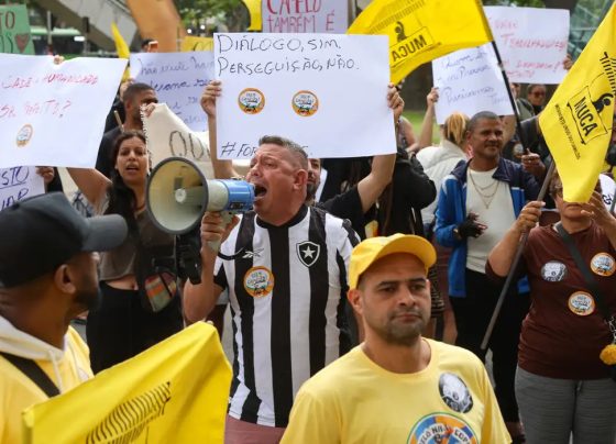 Camelôs protestam contra programa da prefeitura no Rio