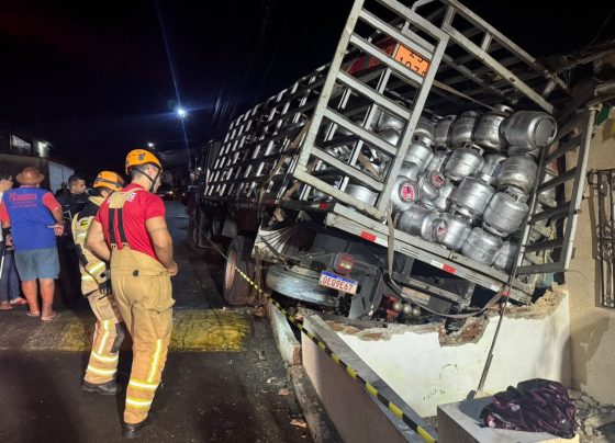 Caminhão carregado com botijões de gás atingiu três residências em Itaporanga d’Ajuda