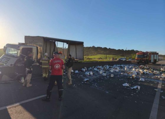 Caminhão carregado de cerveja perde os freios, colide com mureta  e três pessoas ficam feridas na BR-101  