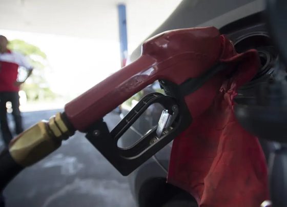 Com nova alta mundial do petróleo, governo mantém desconto na gasolina
