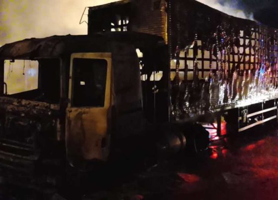 Corpo de Bombeiros combate um incêndio em caminhão baú na BR-101, em Maruim