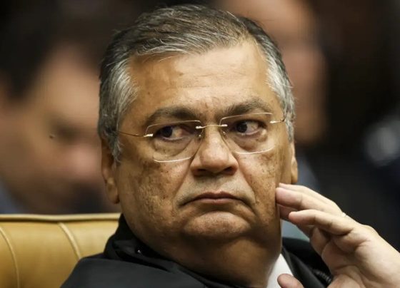 Defesa de Flávio Bolsonaro aciona Fachin e tenta tirar caso Dark Horse de Dino