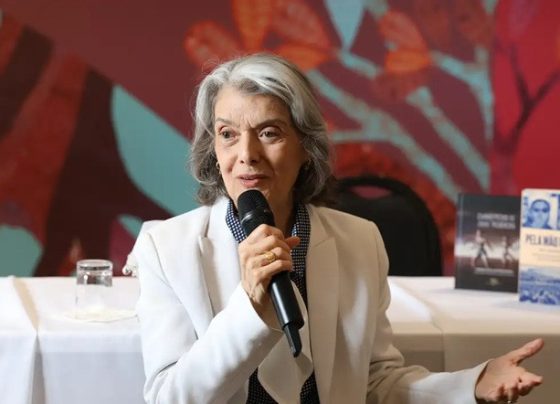Democracia está nas mãos do povo, não em palácios, diz Cármen Lúcia