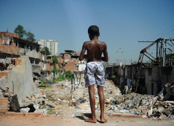 Desigualdades afastam milhões de jovens da escola e do mercado de trabalho
