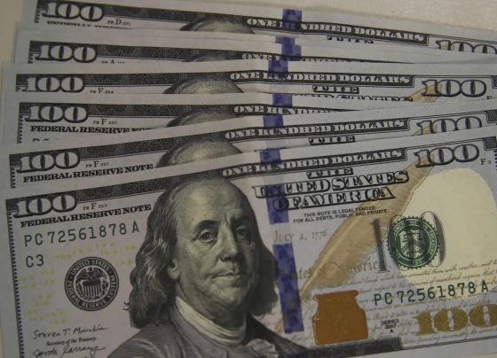 Dólar cai a R$ 5,13, e bolsa recua em dia de ajuste no mercado