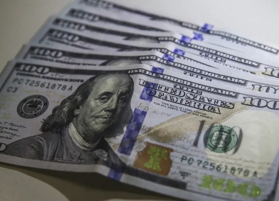 Dólar cai ao menor nível em três semanas; bolsa sobe 1,22%