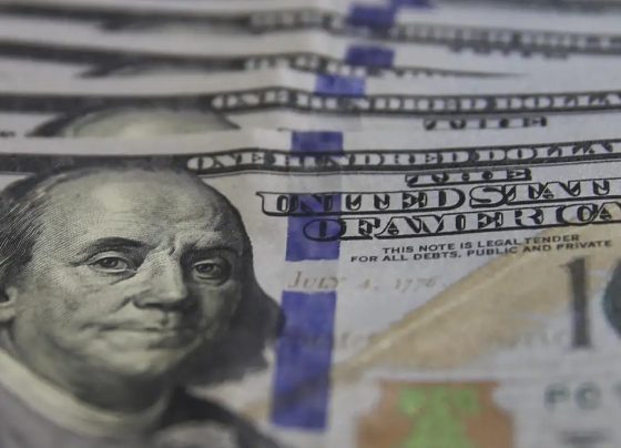 Dólar cai para R$ 5,07, no menor nível em um mês