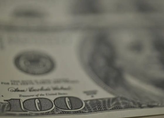 Dólar recua, bolsa cai e petróleo dispara com tensão no Oriente Médio