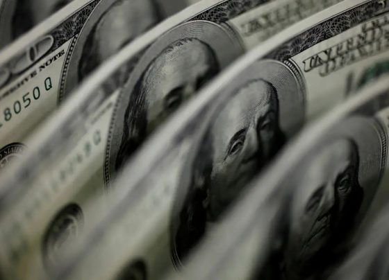 Dólar sobe para R$ 5,11, e bolsa fica estável, apesar de tensão global