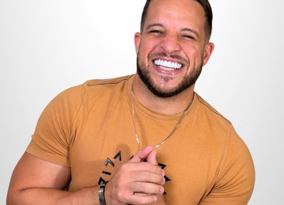 Flávio Andradde desembarca em Aracaju com a comédia “Como Sobreviver à Própria Família?”