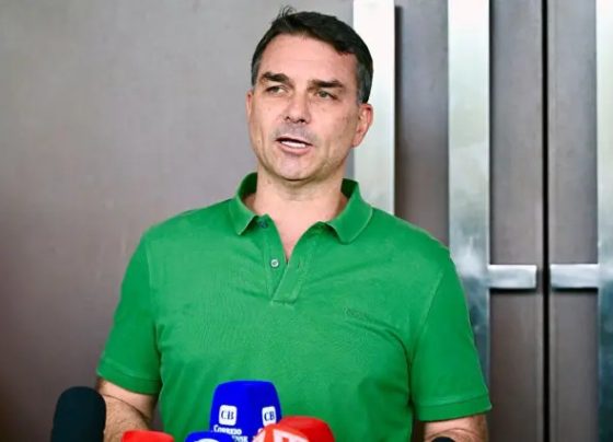Flávio Bolsonaro acusa Moraes de intervir nas eleições após proibição de visitas ao pai
