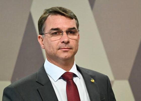 Flávio Bolsonaro reforça esquema de segurança e utiliza colete à prova de balas, após relatar aumento no número de ameaças
