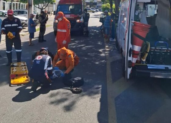 MOTOCICLISTA TENTA DESVIAR DE UMA BICICLETA E ACABA COLIDINDO CONTRA UM CARRO; DUAS  PESSOAS FICAM FERIDAS